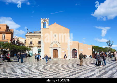 Taormina, Sicile, Italie - 8 avr 2019 : sur la place principale dans le centre-ville. Piazza IX Aprile est une attraction touristique populaire. Belle ville sicilienne. Tourisme, voyage. Banque D'Images