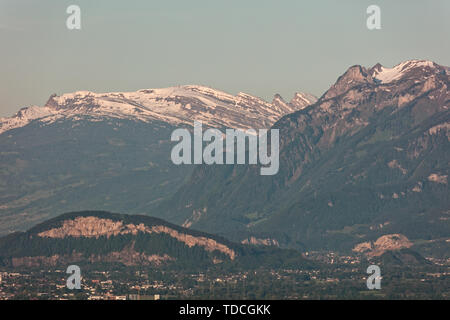 Lever du soleil sur la vallée du Rhin avec Appenzell massif en fond - Farnach, Vorarlberg, Autriche Banque D'Images