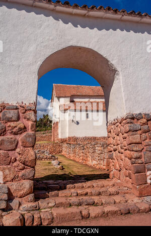 Vue sur la petite ville rustique de Chinchero dans la Vallée Sacrée près de la ville de Cusco au Pérou. Ruines inca et coloniale caractéristique de l'église avec des arches. Banque D'Images