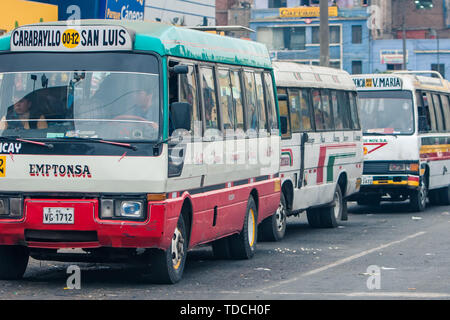 Lima / Pérou Jun 13,2008 : Très fréquent city bus transport en attente dans le trafic sur les rues bondées. La journée. Banque D'Images