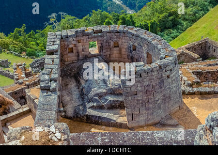 Vue sur le Temple du Soleil construit par les Incas sur la montagne de Machu Picchu. Site archéologique. Attraction touristique populaire. Banque D'Images