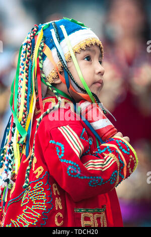 Lima / Pérou - Juin 15,2008 : Portrait de l'Amérique garçon habillé en folklore traditionnel, costume coloré péruvien lors de la Street Parade. Banque D'Images