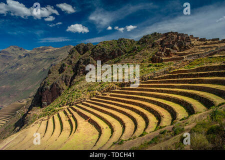 Les champs en terrasses dans la zone archéologique Inca de Pisac dans la Vallée Sacrée près de la ville de Cusco au Pérou. Terrasses agricoles sur la colline escarpée. Banque D'Images