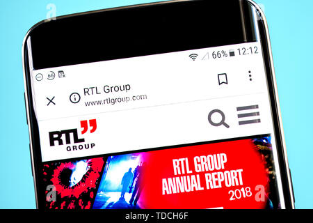 Berdiansk, Ukraine - 4 juin 2019 : RTL Group Page d'accueil du site. Logo du groupe RTL visible sur l'écran du téléphone, rédaction d'illustration Banque D'Images