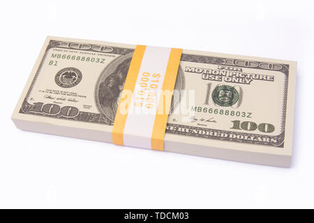 100 US Dollar bills pile bundles isolé sur fond blanc avec clipping path Banque D'Images