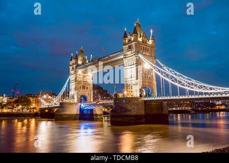 Allumé le Tower Bridge juste après le coucher du soleil Banque D'Images