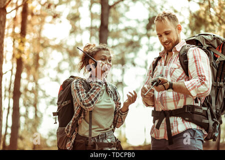 Heureux beau couple à l'aide de leur radio portable Banque D'Images