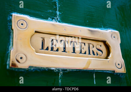 Lettre laiton fort dans la vieille porte peinte, close-up Banque D'Images