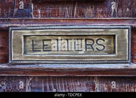 Lettre fort close-up, cuivre brossé et bois vieux peintre Banque D'Images