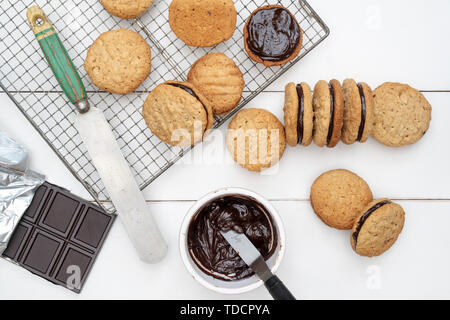 Des biscuits de Kingston. Biscuit australien. Tour de la noix de coco et crème au chocolat avec des biscuits d'avoine au milieu Banque D'Images