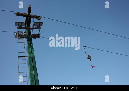 Ascenseur de ski ou la société. cable car pole sur pente de neige en été. Banque D'Images