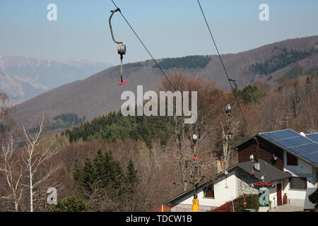 Champs verts. pistes de ski en été vu à careggine. ouvert et chemin vert sans neige, des terres sèches et arides en Toscane Banque D'Images