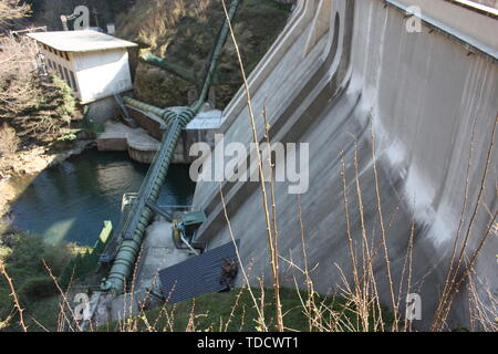 Barrage géant ou station d'énergie hydroélectrique dans la région de Isola Santa, Toscane, Lucca. Banque D'Images