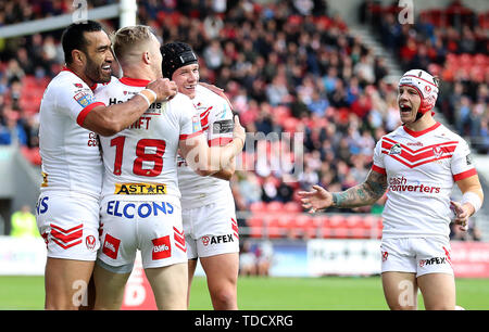 St Helens Saints' Jonny Lomax (centre) célèbre son essayer contre Huddersfield Giants au cours de la Super League Betfred match au stade totalement méchants, St Helens. Banque D'Images