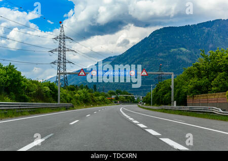 L'autoroute dans les montagnes avec contrôle de la hauteur des panneaux routiers en allemand dans les Alpes, Autriche Banque D'Images