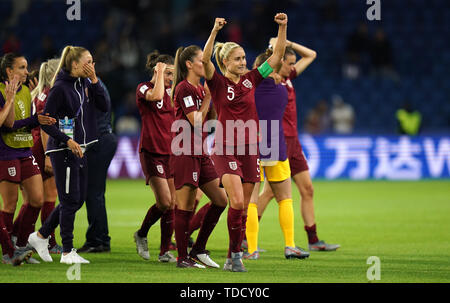 L'Angleterre Steph Houghton (centre) célèbre après le coup de sifflet final lors de la Coupe du Monde féminine de la fifa, Groupe d match à Stade Océane, Le Havre. Banque D'Images