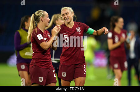 L'Angleterre Steph Houghton (centre) et Beth Mead (à gauche) après le coup de sifflet final lors de la Coupe du Monde féminine de la fifa, Groupe d match à Stade Océane, Le Havre. Banque D'Images