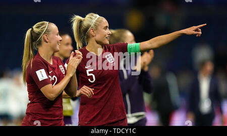 L'Angleterre Steph Houghton (centre) et Beth Mead (à gauche) après le coup de sifflet final lors de la Coupe du Monde féminine de la fifa, Groupe d match à Stade Océane, Le Havre. Banque D'Images