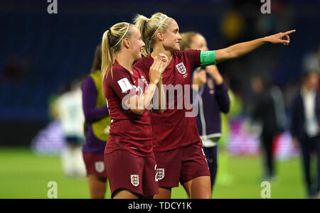 L'Angleterre Steph Houghton (centre) et Beth Mead (à gauche) après le coup de sifflet final lors de la Coupe du Monde féminine de la fifa, Groupe d match à Stade Océane, Le Havre. Banque D'Images