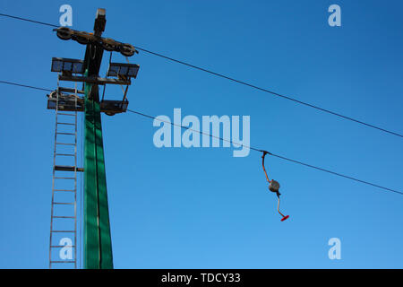 Ascenseur de ski ou la société. cable car pole sur pente de neige en été. Banque D'Images