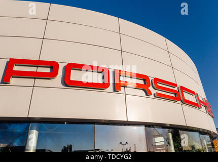 Strasbourg, France - Oct 15, 2017 : grand logo Porsche sur la façade de la voiture en ville ciel bleu clair en arrière-plan Banque D'Images