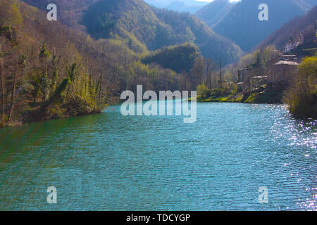 Le romantique lac d'Isola Santa en Toscane, dans les montagnes des Alpes Apuanes. panorama des problèmes de mise au point avec un peu de brouillard Banque D'Images