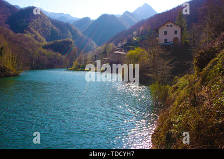 Le romantique lac d'Isola Santa en Toscane, dans les montagnes des Alpes Apuanes. panorama des problèmes de mise au point avec un peu de brouillard Banque D'Images
