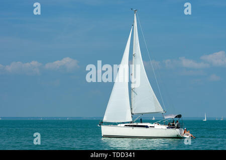 La voile bleu sur le lac Balaton en Hongrie Banque D'Images