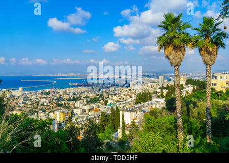 Haïfa, Israël - 13 juin 2019 : vue sur le centre-ville, le port, quartier Hadar, le Temple Bahai et la Bay area, à Haïfa, Israël Banque D'Images