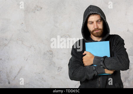 L'homme détient Bible Banque D'Images
