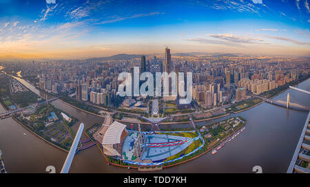 Donnant sur la Tour de Guangzhou Guangzhou Zhujiang New Town Banque D'Images