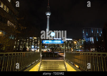 Berlin, Allemagne - le 19 décembre 2017. La Klosterstrasse U-Bahn station. Banque D'Images