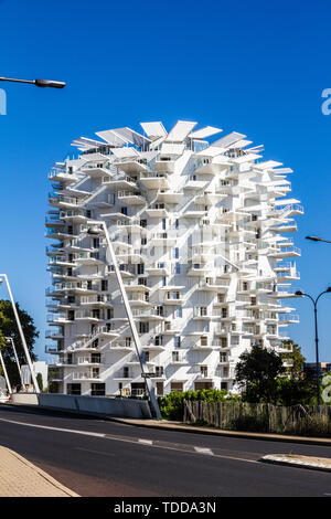 Montpellier, France - 11 septembre 2018 : L'arbre blanc (l'arbre blanc) bâtiment près du quartier d'Antigone dans un bel après-midi d'été ensoleillé Banque D'Images