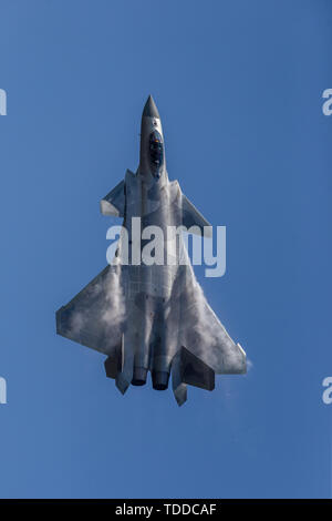 Le premier jour de l'Air Show 2018 Zhuhai, China's auto-développés nouvelle génération de fighter J-20 sont venus pour applaudir. L'image montre une photo haute définition de l'exécution en vol du chasseur J-20. Banque D'Images