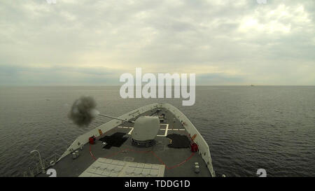 Mer Baltique (11 juin 2019) L'Espagnol Álvaro de Bazán-class frigate Cristóbal Colón (F 105) effectue un tir d'arme à feu de la marine au cours de soutien à l'exercice BALTOPS (Opérations de la Baltique) exercice 2019. Le premier ministre est BALTOPS maritime annuel-exercice ciblé dans la région baltique, qui marque la 47e année de l'un des plus importants exercices dans le Nord de l'Europe améliorer la flexibilité et l'interopérabilité entre les pays alliés et partenaires des Nations unies. (Photo gracieuseté de BLT. Joaquin Garat Loureiro (SP) de la Marine, REE Cristobal Colon) Banque D'Images