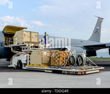 La Garde nationale d'Air Tennessee affecté à la 134e Escadre de ravitaillement en vol, et l'aéroport de Burgas se décharger un travailleurs Mendez panier (Fisii) et le soutien de l'équipement d'un KC-135 Stratotanker, le 9 juin 2019, au cours de l'effort d'un tuteur 19 Sabre à l'aéroport de Burgas, en Bulgarie. Le USECOM, exercice de l'OTAN fait la promotion de la stabilité régionale et la sécurité tout en augmentant la disponibilité opérationnelle, le renforcement des capacités des partenaires et de favoriser la confiance. Bien que l'entraînement avec les alliés et partenaires, la présence américaine va continuer à galvaniser notre engagement à la sécurité dans la mer Noire et des Balkans. (U.S. Air National Guard Banque D'Images