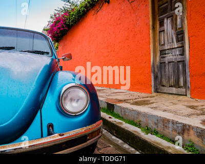 Vieux classique voiture garée dans les rues colorées de San Cristobal de las Casas, Chiapas, Mexique Banque D'Images