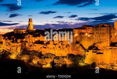 Vue imprenable de Pitigliano au crépuscule, ville médiévale en Toscane, Italie Banque D'Images