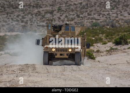 Un Humvee avec une compagnie du génie, du bataillon logistique de combat 23, 4e Groupe Logistique Maritime, assure la sécurité de l'attaque principale du cours d'assaut mécanisé au cours de l'exercice 4-19 Formation intégrée au Marine Corps Air Ground Combat Center, Twentynine Palms, Californie, le 12 juin 2019. Les unités de Réserve des Forces maritimes de l'ITX à participer à la fois aux exigences de formation annuel complet et d'augmenter l'état de préparation de l'unité et de compétence. (U.S. Marine Corps photo par Lance Cpl. Preston L. Morris) Banque D'Images