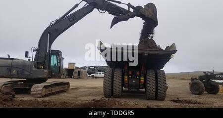 190431-N-JA639-0001 l'île San Clemente, Californie (31 mai 2019) attribué à Seabees Mobile Naval Construction Battalion (NMCB) 4 Travailler ensemble pour aller de l'usine de traitement par lots à la boutique du mécanicien pour l'entretien de routine. NMCB 4 est l'avant-déployés dans toute la région Indo-pacifique prête à soutenir des opérations de combat majeures, l'aide humanitaire et des secours en cas de catastrophe et de fournir l'ingénierie générale et de l'aide aux civils et aux forces interarmées. (U.S. Opérateur d'équipement de la marine photo par Constructionman Itzel Contreras/libérés) Banque D'Images