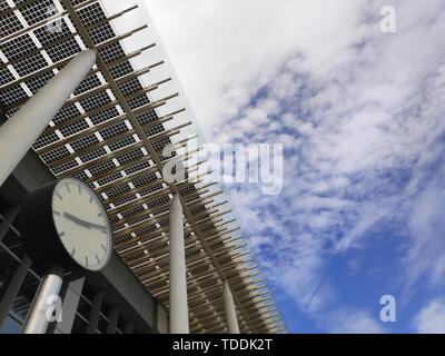 La gare ferroviaire grande vitesse Miaoli sous le ciel bleu, Taiwan Banque D'Images