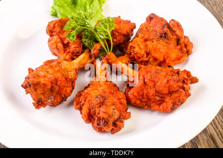 Une cuisine traditionnelle indienne - sucettes de poulet aux épices Banque D'Images