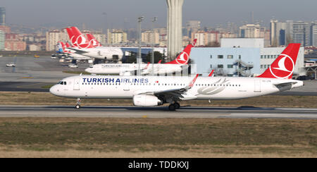 ISTANBUL, TURQUIE - 17 mars 2019 : Turkish Airlines Airbus A321-231 (CN 7146) décolle de l'aéroport Ataturk d'Istanbul. Ta est le porte-drapeau de Turk Banque D'Images