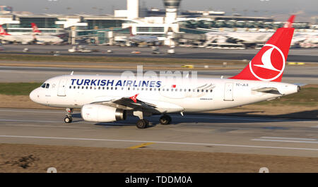 ISTANBUL, TURQUIE - 17 mars 2019 : Turkish Airlines Airbus A319-132 (CN 4629) décolle de l'aéroport Ataturk d'Istanbul. Ta est le porte-drapeau de Turk Banque D'Images