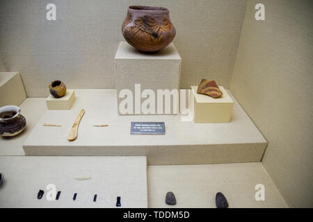 Antalya, Turquie - le 19 mai 2019 : expositions de l'Antalya Musée des antiquités, des grattoirs et des couteaux en pierre et céramique. Banque D'Images