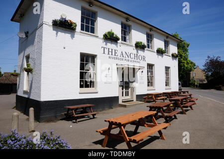 L'Anchor Inn, Great Barford, Bedfordshire hase datent d'environ 1700 avec des pièces datant du 19ème siècle. Banque D'Images