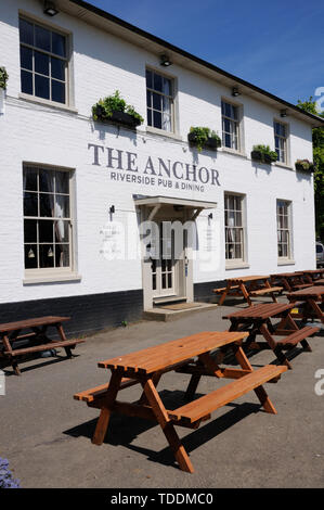 L'Anchor Inn, Great Barford, Bedfordshire hase datent d'environ 1700 avec des pièces datant du 19ème siècle. Banque D'Images