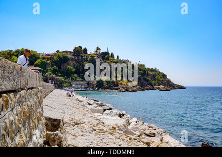 Antalya, Turquie - le 19 mai 2019 : la côte d'Antalya et de la plage du remblai de pierre Banque D'Images