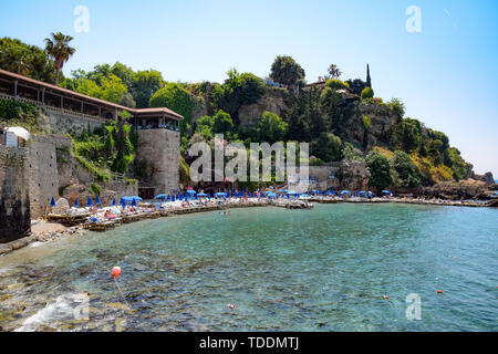 Antalya, Turquie - le 19 mai 2019 : la côte d'Antalya et de la plage du remblai de pierre Banque D'Images