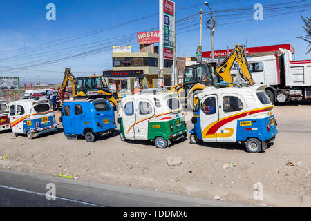 Tuc Tuc les véhicules garés sur le côté de la route à la périphérie d'Arequipa, Pérou, Banque D'Images